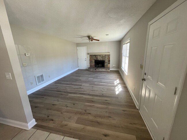 Building Photo - Beautifully Remodeled 3BR/2BA Home