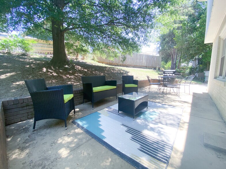 Building Photo - 8800 Nightingale Ln