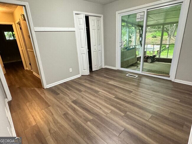 Building Photo - 452 Windsor Dr SW