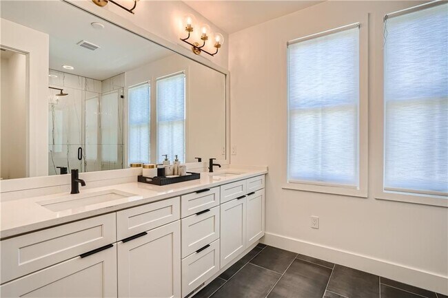 Building Photo - 997 Wylie St SE