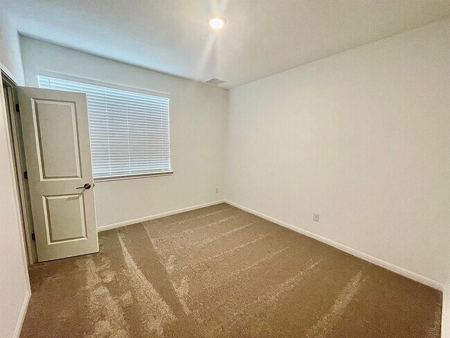 Building Photo - 1018 Vanderscile Rd