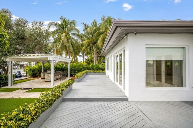 Building Photo - 950 S Shore Dr