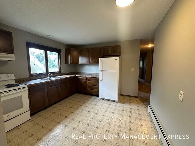 Building Photo - Spacious 2 Bedroom Apartment