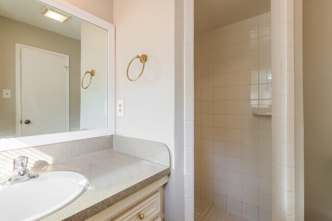Building Photo - 222 Magic Oaks Dr