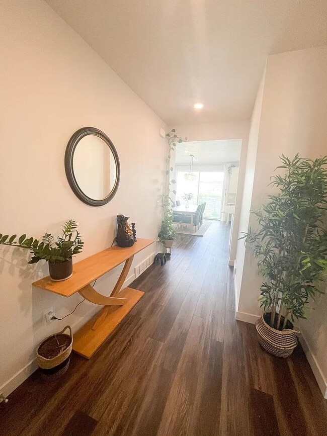 Building Photo - 364 W Snowberry Dr