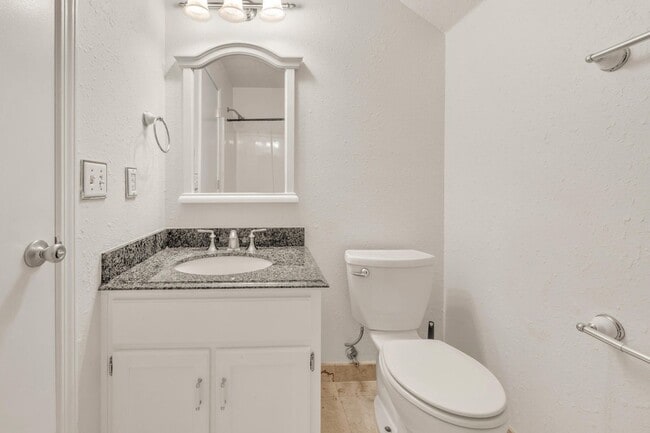 Building Photo - Beautiful 3-Bedroom Home with Downstairs Primary Suite in Foxwood Estates!