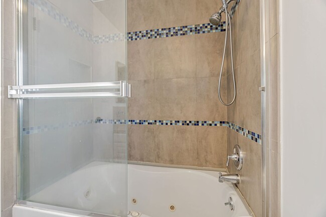 Building Photo - Stunning Three Bedroom Home in Westwood Hi...