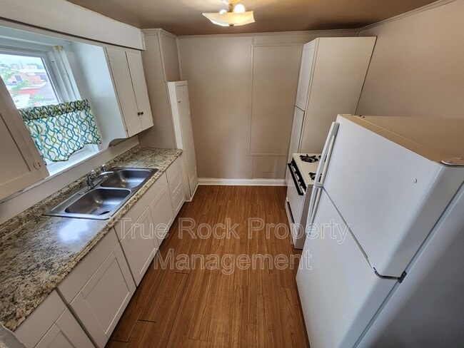 Building Photo - 204 1/2 E 2nd