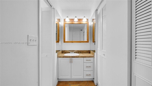 Building Photo - 10583 La Placida Dr