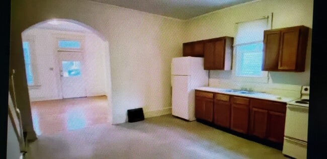 Large dine in kitchen for family meals - 921 E 7th St