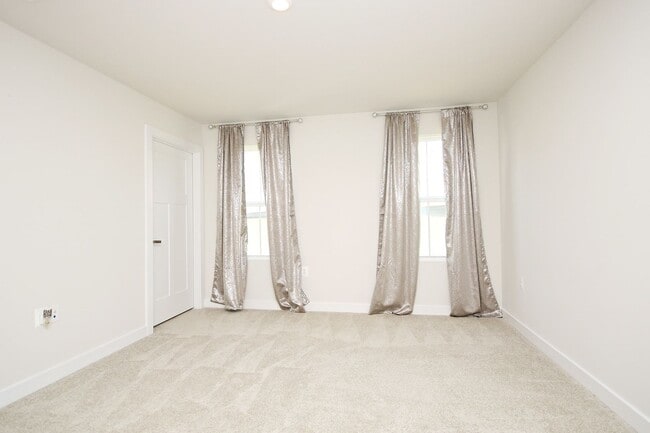 Building Photo - One Level Living With Amenities!