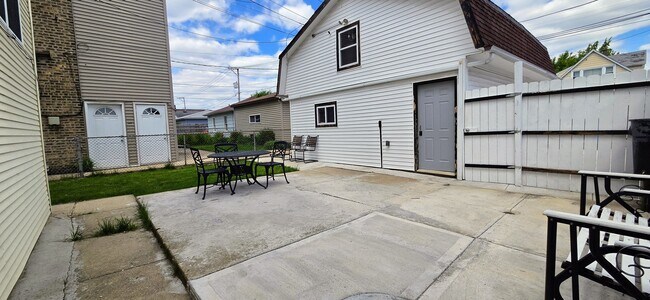 Building Photo - 4816 W Grace St