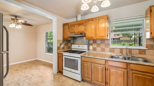 Building Photo - 218 E Villaret Blvd