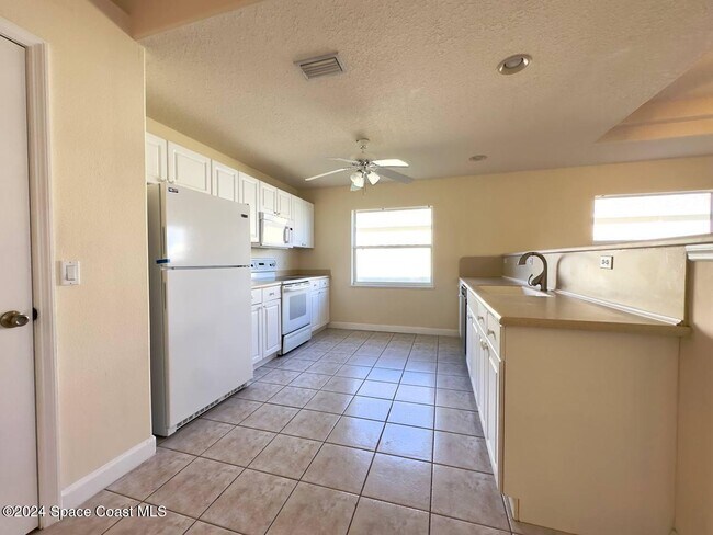Building Photo - 565 Limerick Dr
