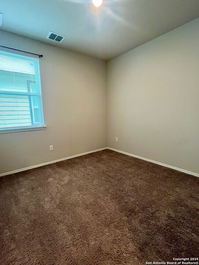 Building Photo - 3/2 Single Story Conveniently Located to B...