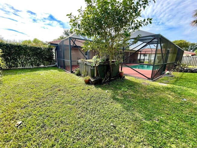 Building Photo - 10001 NW 11th Manor