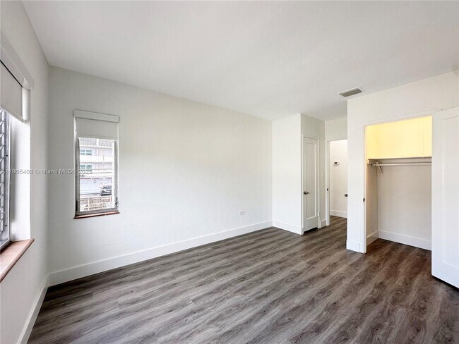 Building Photo - 1920 Biarritz Dr