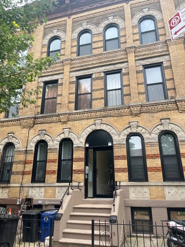 Building Photo - 698 Hancock St