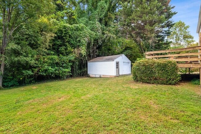 Building Photo - Updated Home- Near State Street! LR, DR, J...