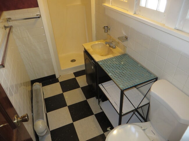 Building Photo - 826 Nuttman Ave