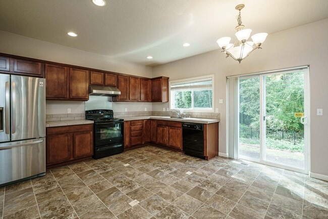 Building Photo - $500 Move In Special  4 Bedroom 2.5 Bath New Carpet and Fresh Paint