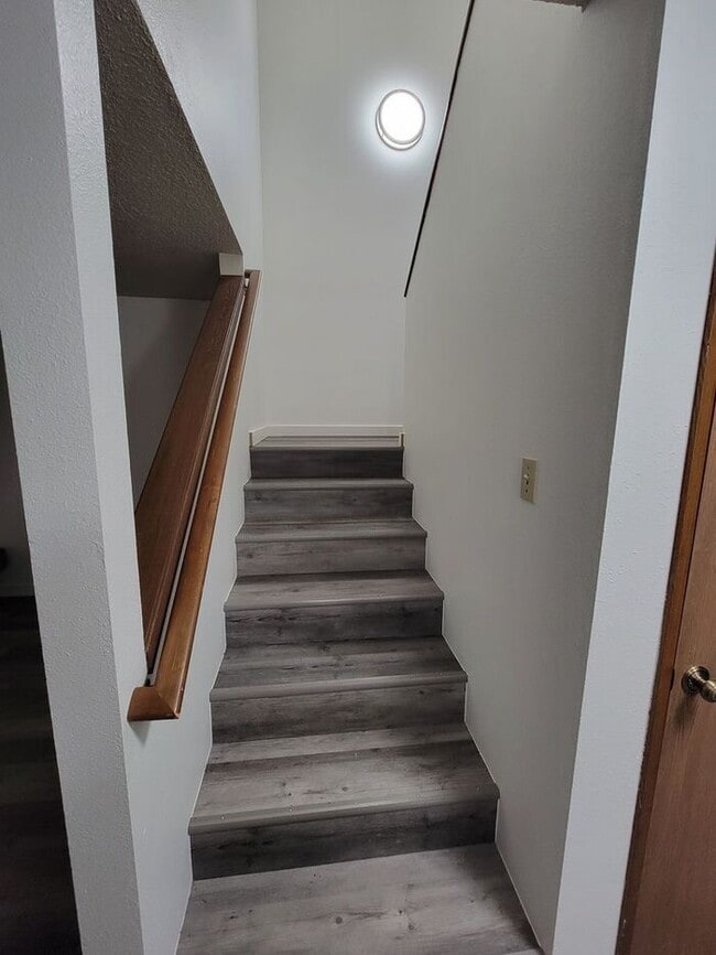 Building Photo - West Olympia 2bdr 1.5bath Townhome w/ garage & parking & a office