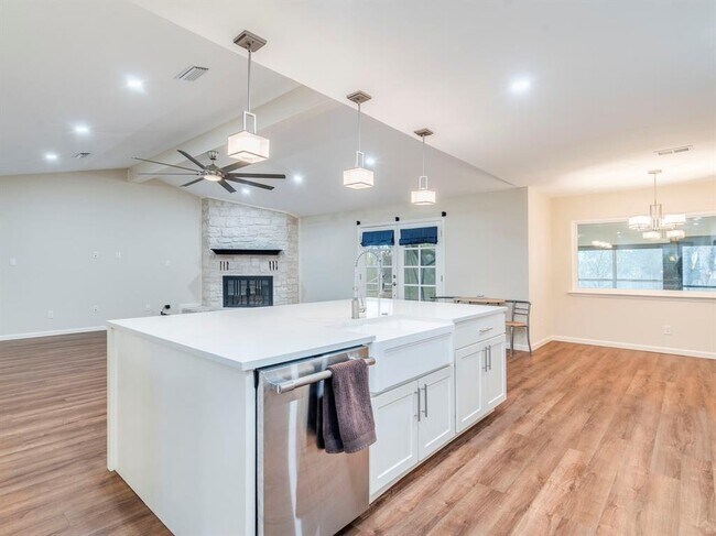 Building Photo - 317 Cedar Dr