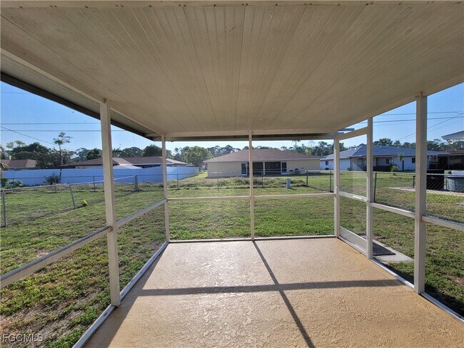 Building Photo - 933 SE 23rd Pl