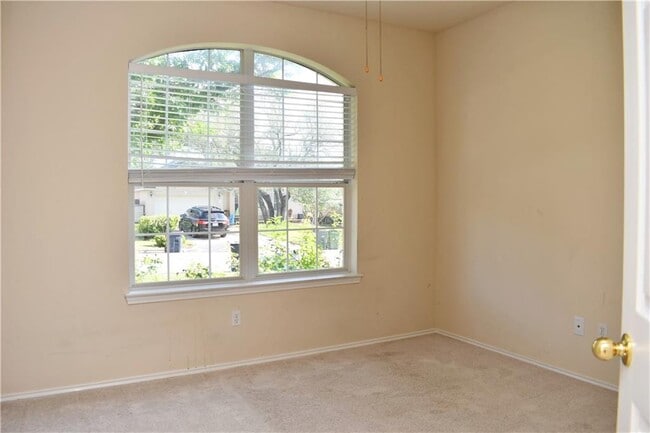 Building Photo - 704 Thrush Dr