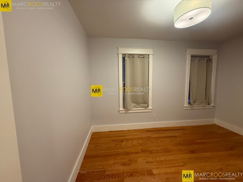 Building Photo - 331 Chelsea St