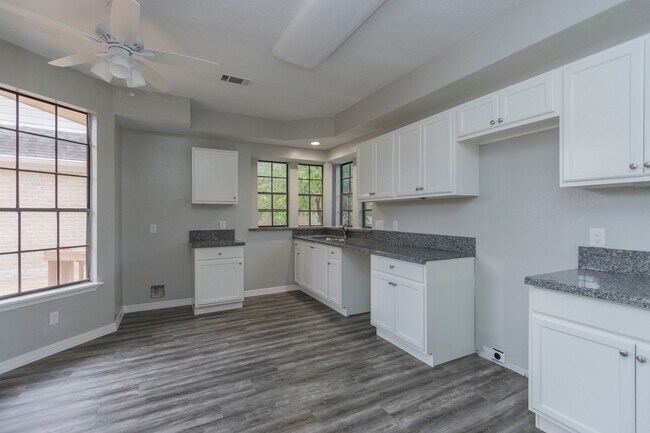 Building Photo - Huge breathtaking home!! Gated comunity wi...