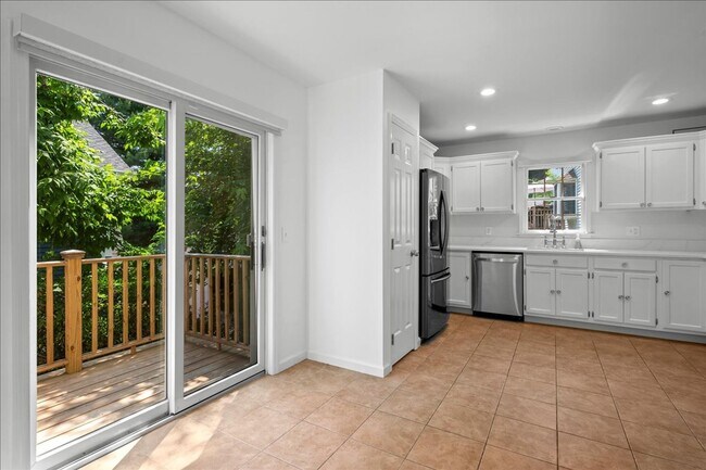 Building Photo - Lakeside Drive HOA