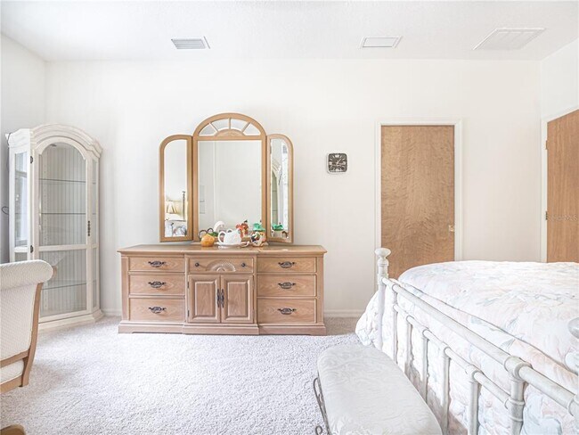 Building Photo - 920 E Lake Dr