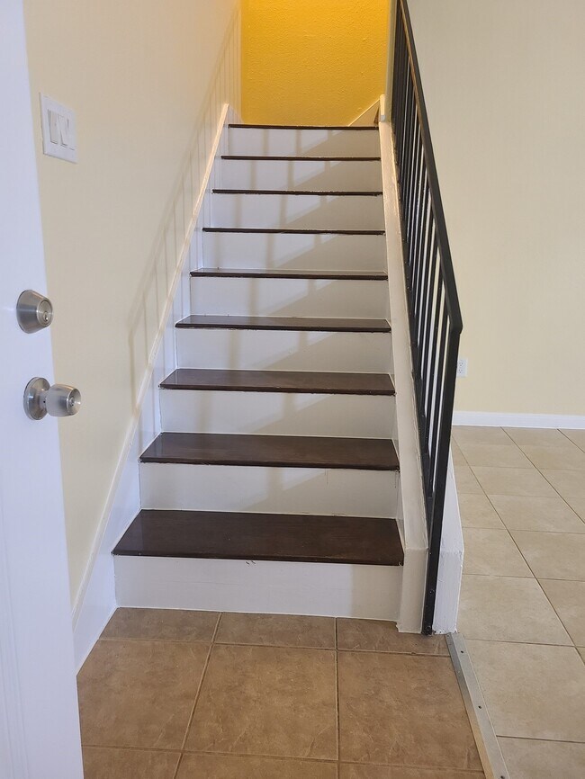 Building Photo - 752 Memorial Mews St