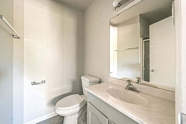 Building Photo - 3 Bed 2 Bath Townhouse, newly renovated! -...