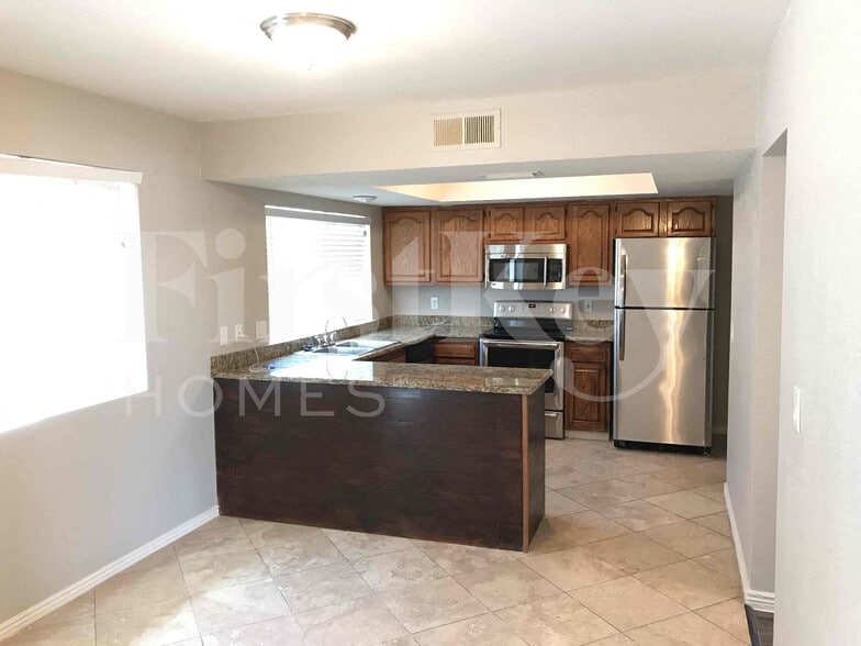 Building Photo - 4841 W Paradise Ln