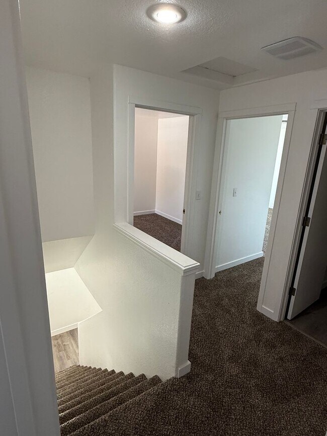 Building Photo - M613-617