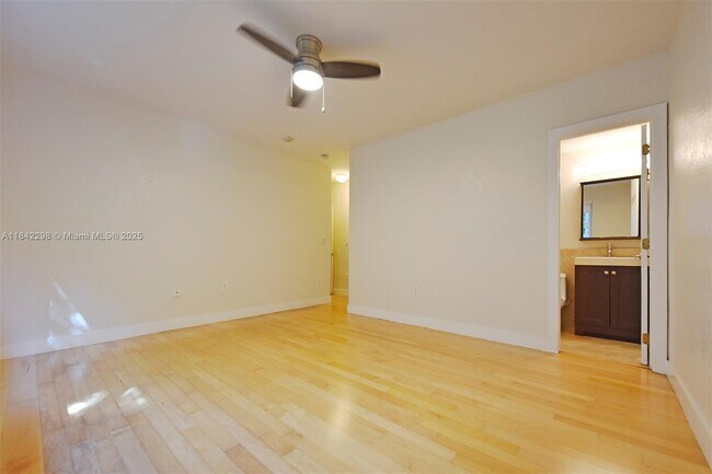 Building Photo - 7171 Bay Dr