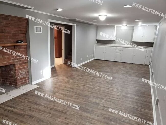 Building Photo - GORGEOUS 3 Bed 2 Bath House in Merriam-Available NOW!!!