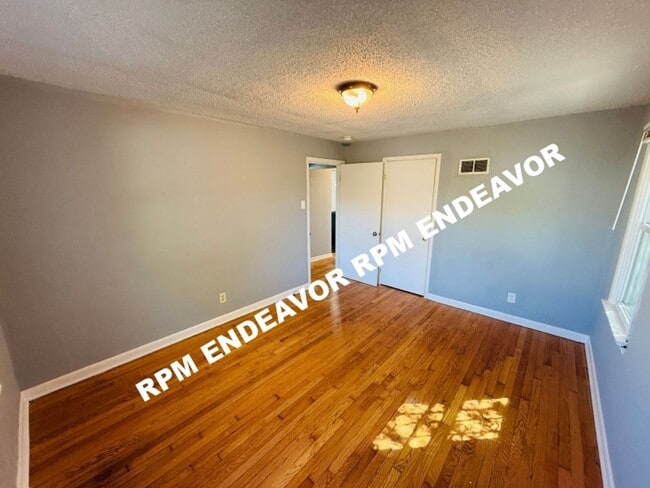 Building Photo - Large 4-Bedroom 2bath Home. Move in Ready! Section 8 Accepted!