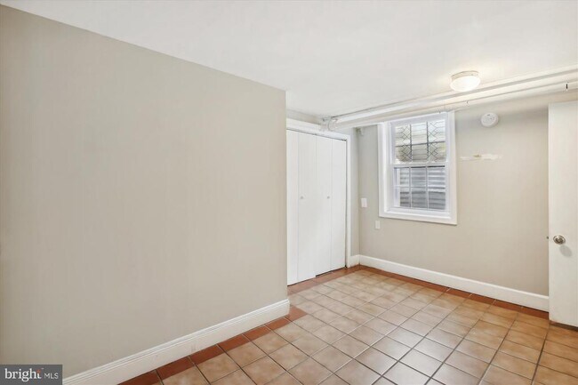 Building Photo - 619 S Garfield St