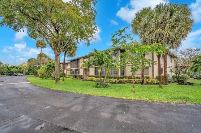 Building Photo - Beautiful Garden Apartment, Move in Condition