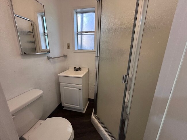 Building Photo - 3bd 2 ba home, great location
