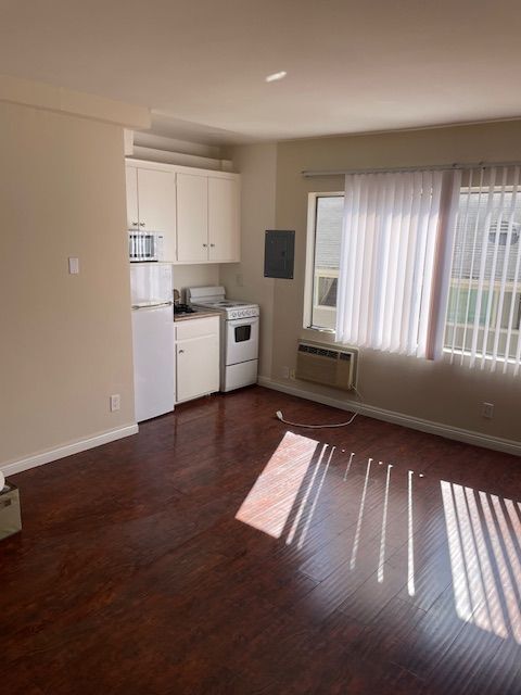 Building Photo - 516 S Alexandria Ave