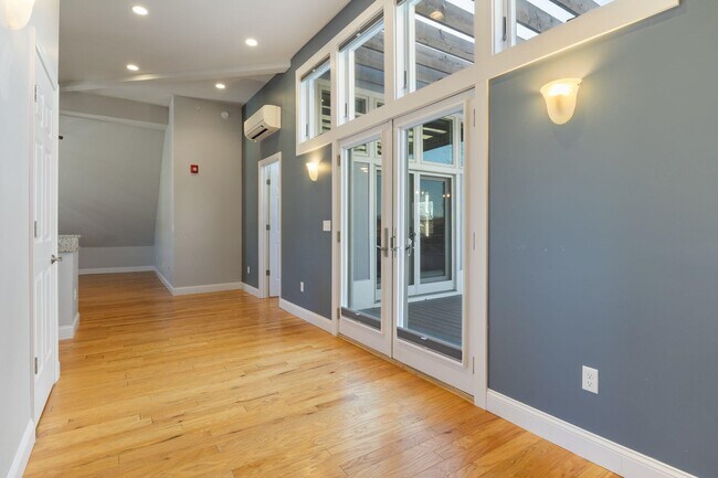 Building Photo - 303 Islington St