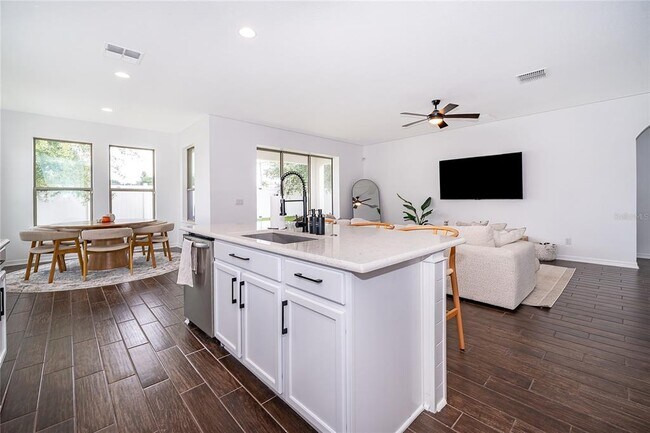 Building Photo - 2022 Redbay Ave