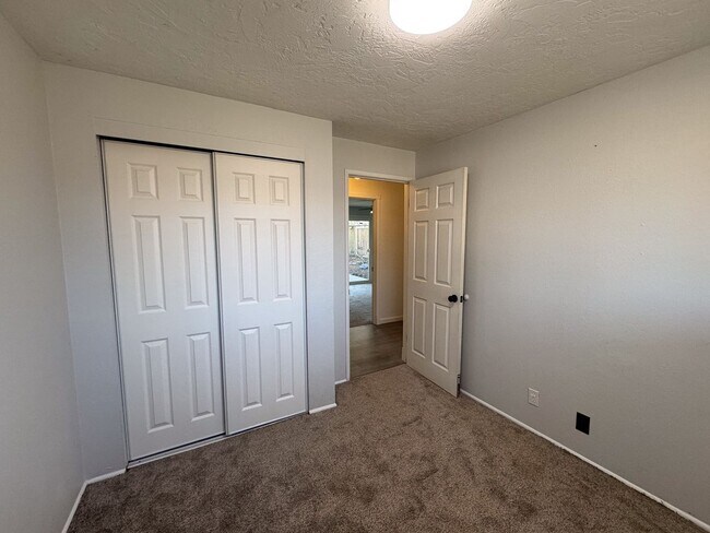 Building Photo - 3 Bedroom 1 Bath in Churchill Neighborhood