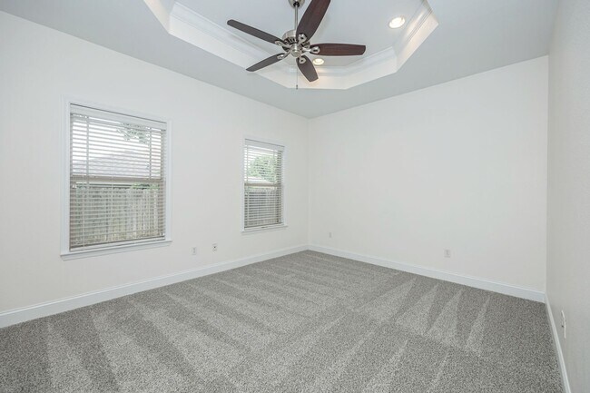 Building Photo - Charming Home Move-in Ready!