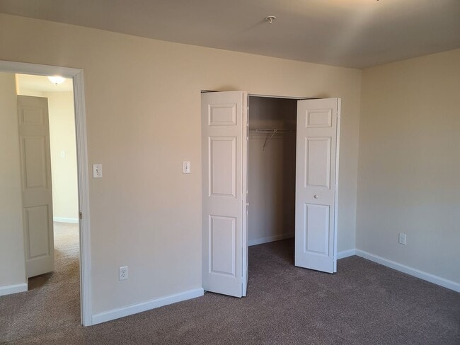 Building Photo - 3 Bedroom 2 1/2 bath ** End Unit** Townhome for Rent in Waynesboro