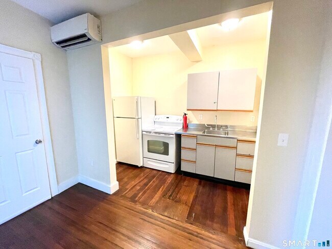 Building Photo - 1015 W Main St